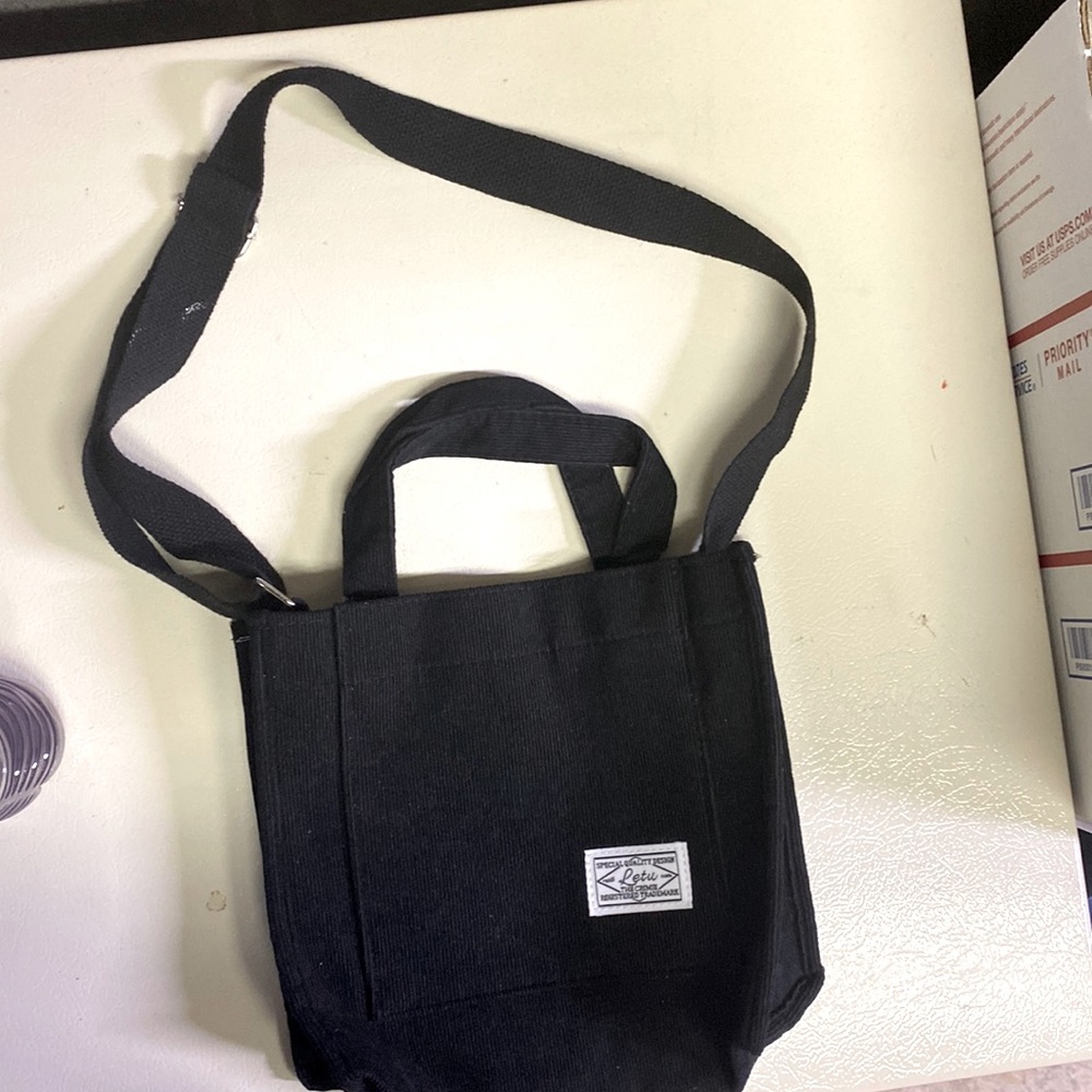 🌵. ‎   Women’s black hand bag